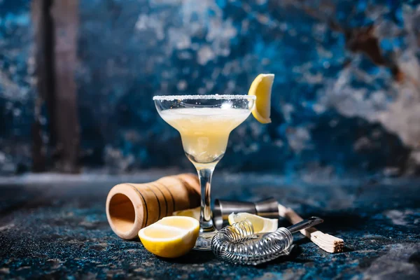 Margarita alcoholic beverage, fancy cocktail with lime garnish and lemons — Stock Photo, Image