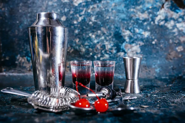 Röd cocktail med söt smak i små glas. alkoholhaltiga drycker på bar — Stockfoto