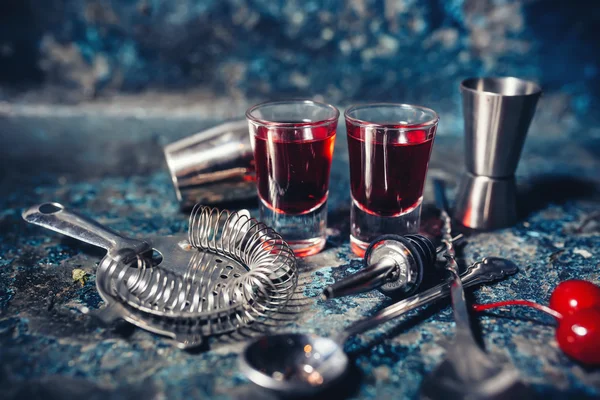 Красные коктейли с напитками. Сильная, красная водка со вкусом вишни и деликатесов . — стоковое фото