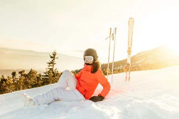 Ung kvinna njuter av utsikten från berget sluttar, avkopplande — Stockfoto