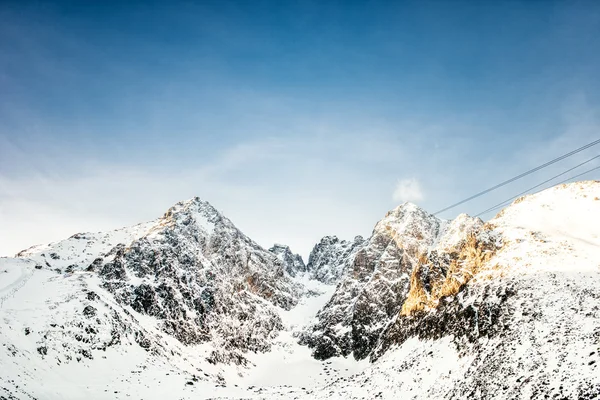 Horské štíty a útesy krajiny. Zimní hory a panoramatický výhled na malebnou — Stock fotografie