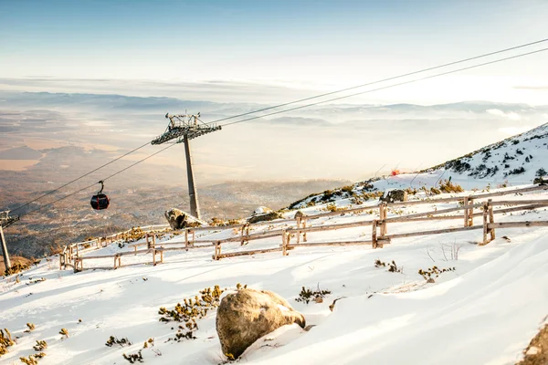 Paisaje invernal en estación de esquí de montaña con remontes y cielo soleado —  Fotos de Stock