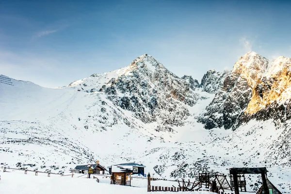 Paisaje invernal con montañas llenas de nieve. Hermoso paisaje en las montañas en un día soleado esquiando —  Fotos de Stock
