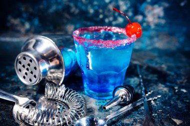 meyveleri ve votka kokteyl mavi alkollü içki.