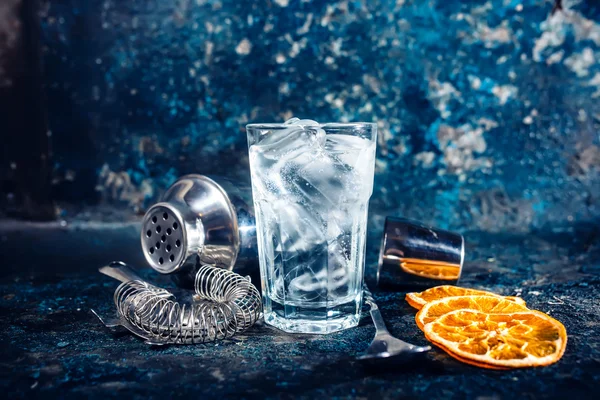 Cóctel fresco en el bar, pub o restaurante. Bebida alcohólica refrescante servida fría —  Fotos de Stock