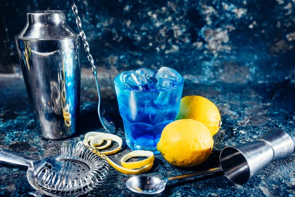 Cocktail dryck som förfriskning på bardisk, serveras kall. Lång, alkoholhaltiga dryck med citron garnering — Stockfoto