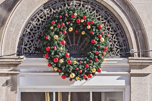 Рождественский венок украшает здание снаружи во время рождественских выходных — стоковое фото