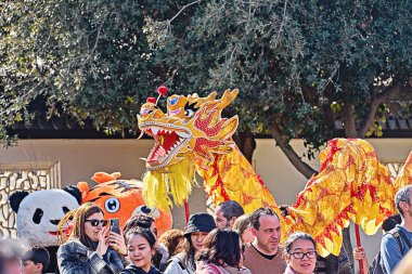 Çin Yeni Yılı kutlamaları sırasında Çin Huzur Bahçesi 'nde Çin Ejderhası kalabalığın içinde dans ediyor.