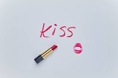 Metin KISS çizimi ve öpücük izi kırmızı ruj ile beyaz sayfada