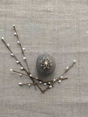 Paskalya süslemesi, çakıl taşından ve pamuklu keten arka planda söğüt dalından.