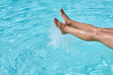 Havuzda mavi suyu olan kadın ayakları, kopyalama alanı, üst görünüm