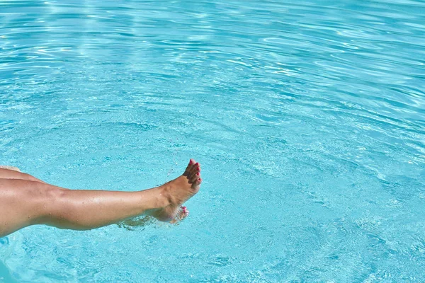 Havuzda mavi suyu olan kadın ayakları, kopyalama alanı, üst görünüm