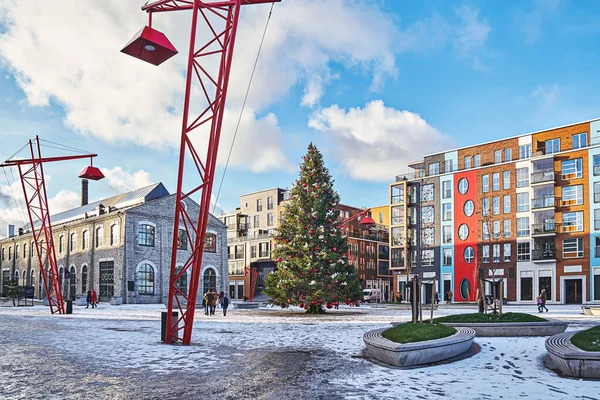 Рождественская Елка Центральной Площади Района Порт Ноблесснер Таллинне Против Голубого — стоковое фото