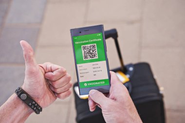 Covid-19 için mobil uygulamalı dijital yeşil aşı sertifikası sunan akıllı telefon. Dokunulmazlık aşısı pasaportu, aşı sertifikası, yeni normal seyahat için sağlık pasaportu
