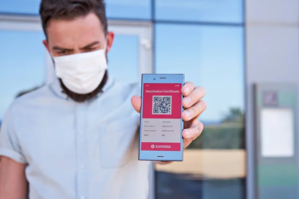 Mannen Som Håller Smartphone Visar App Mobil Gått Digitalt Vaccinationsintyg — Stockfoto