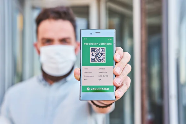 Hand Man Holding Smartphone Visualizzabile App Mobile Certificato Vaccinazione Digitale — Foto Stock