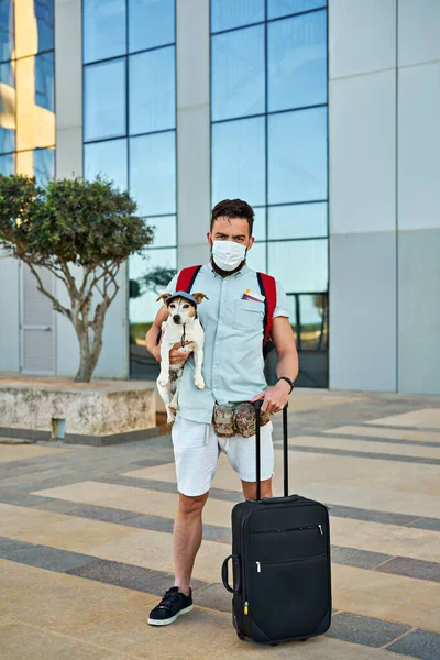 Sırt Çantası Bavulu Köpeği Olan Maskeli Yorgun Adam Tatile Çıkıyor — Stok fotoğraf