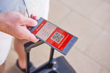 Uygulama telefonundaki akıllı telefonun Covid-19 için süresi dolmuş dijital yeşil aşı sertifikası. Dokunulmazlık aşısı pasaportu, aşı sertifikası, yeni normal seyahat için sağlık pasaportu