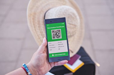 Covid-19 için mobil uygulamalı dijital yeşil aşı sertifikası sunan akıllı telefon. Dokunulmazlık aşısı pasaportu, aşı sertifikası, yeni normal seyahat için sağlık pasaportu
