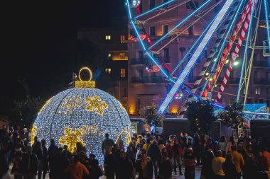 Şehrin merkez meydanındaki Noel pazarında yürüyen bir kalabalık.