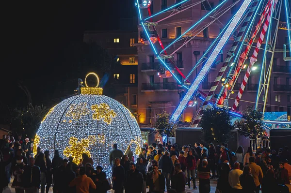 Толпа людей, идущих на Рождественскую ярмарку на центральной площади города — стоковое фото