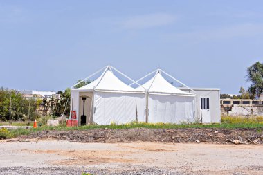 Hastanenin girişindeki geçici koronavirüsün yan görüntüsü. Malta 'da 19, Malta' da 19 Nisan 2020 'de yayılmasını sınırlamak için önlemler