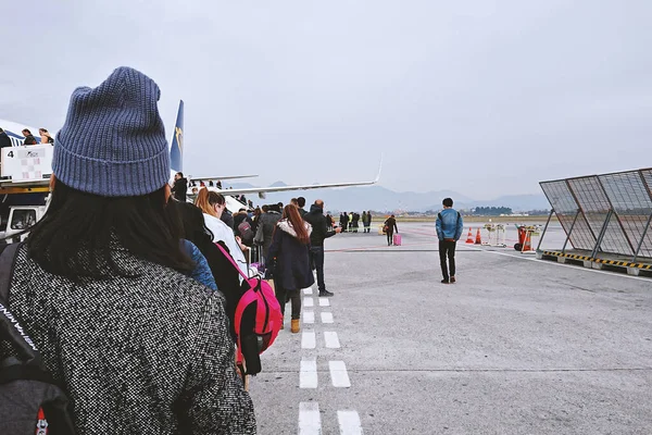 Multidão Pessoas Embarcar Num Avião Aeroporto Boom Viagem Após Coronavírus — Fotografia de Stock