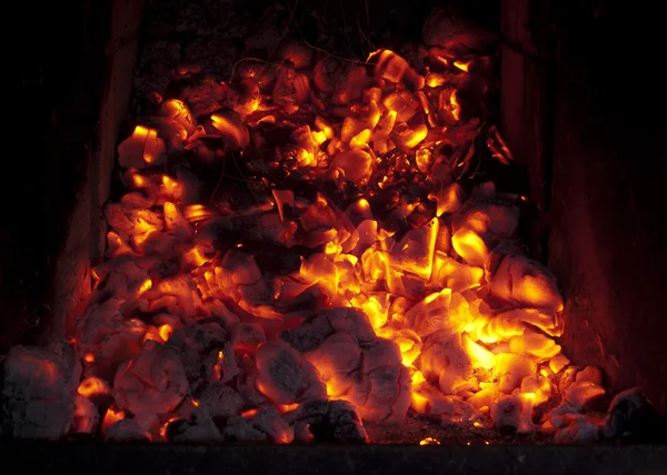 GL÷dande kol i ugnen — Stockfoto