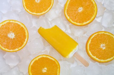 Isırıldı Dondurma Buzda portakal dilimleri ile