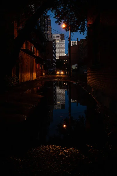 Geceleri küçük bir sokakta araba.