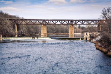 Kışın Paris Ontario 'da demiryolu köprüsü
