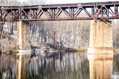 Kışın Paris Ontario 'da demiryolu köprüsü