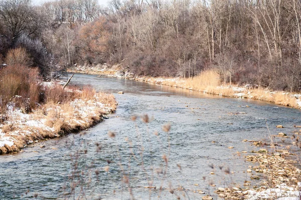Scénický břeh řeky v zimě Paříž Ontario — Stock fotografie