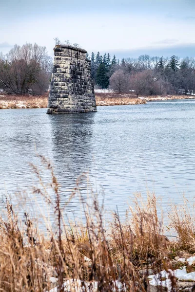 Os pólos da velha ponte em Ontário — Fotografia de Stock