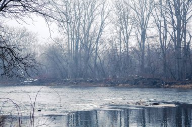 Büyük nehirde kış manzarası