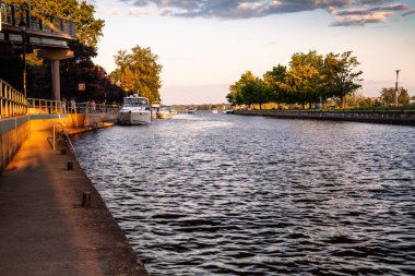 Montreal yakınlarındaki St. Lawrence nehri.