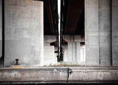 Montreal Quebec 'teki köprünün altında.