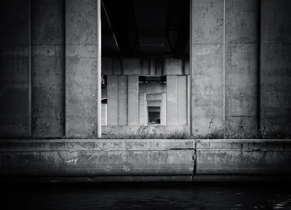 Montreal Quebec 'teki köprünün altında.