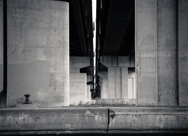 Montreal Quebec 'teki köprünün altında.