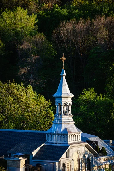 Manastırdaki kilise kulesi.
