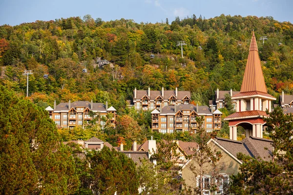 Mont Tremblant Quebec 'te sonbaharda tatil köyü.