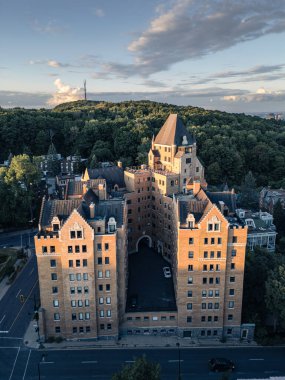 Bulutlu bir gökyüzüne karşı düşük açılı mavi kıvrımlı metal bir duvar gösteren minimal mimari bir kompozisyon. Görüntü endüstriyel tasarım, yapı ve geometrik dokuyu vurgular