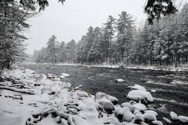 Quebec Kanada 2026 parkında kış nehri manzarası