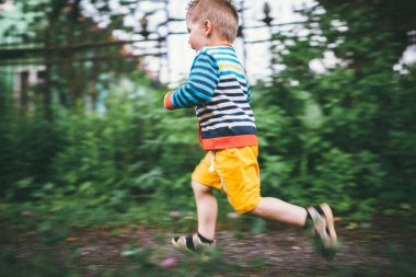 Küçük çocuk koşuyor