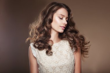 Uzun kahverengi uçan kıllar kadınla.