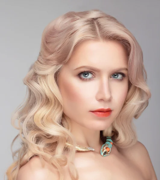 Modèle avec maquillage naturel et cheveux blonds . — Photo