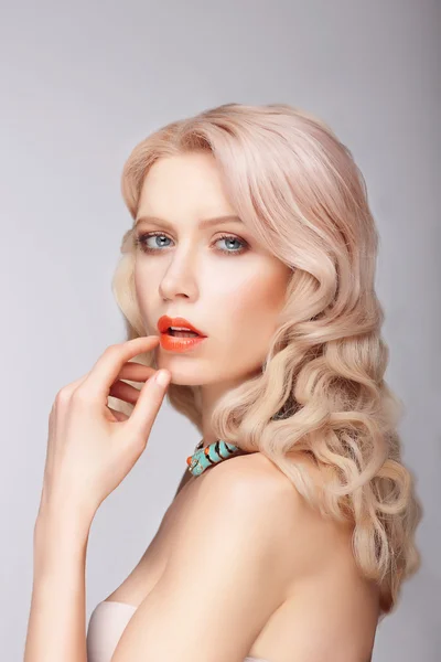 Eine blonde Frau mit sanftem Make-up. — Stockfoto
