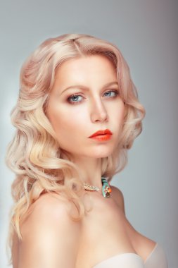 Baş ve omuzlar bir kadının.