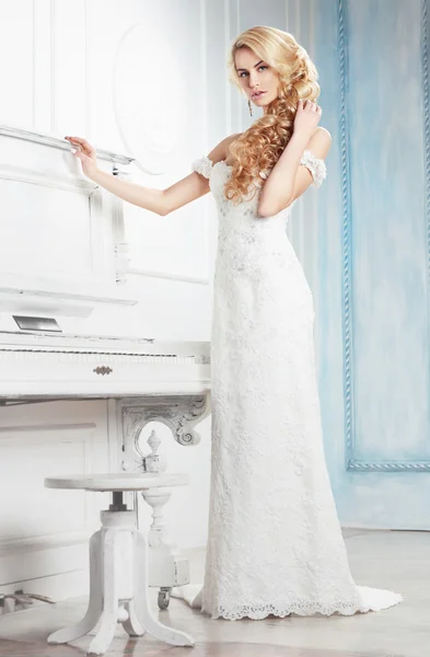 Bruden i en vit klänning. — Stockfoto