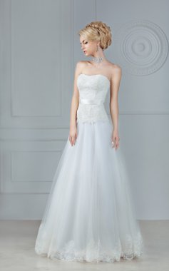 Uzun bir elbise içinde gelin.